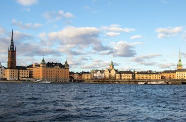 Şehir manzarası mavi bulutlu gökyüzünün altında