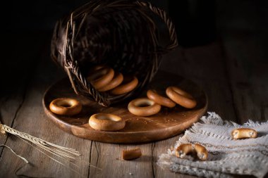 Kırsal bir masada ahşap bir tabakta kurabiyeler.