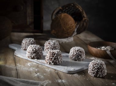 Kırsal bir masada hindistan cevizi taneli çikolata topları.