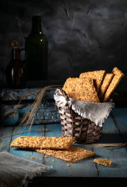 Kırsal bir masada peynirli çıtır ekmek.