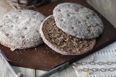 Kırsal bir masada çavdar ekmeği.