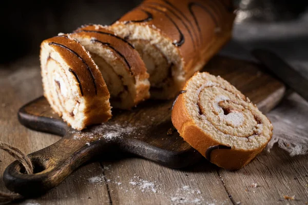 Rolle Mit Erdbeermarmelade Auf Einem Holztisch — Stockfoto