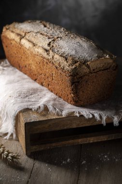 Kırsal bir masada gri çavdar ekmeği