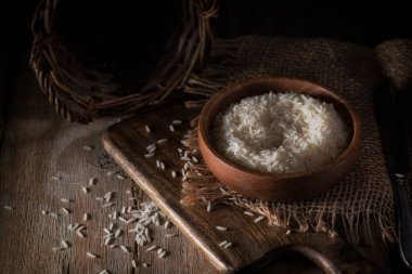 Kırsal bir masada, tahta bir fincanda pirinç.