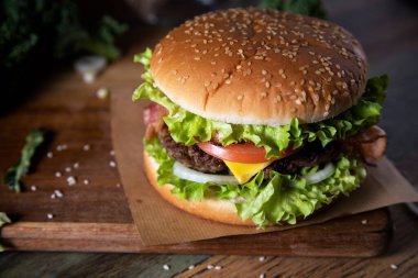 Ev yapımı hamburger ve domuz pastırması.