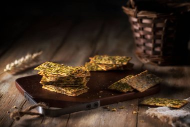 Kırsal bir masada otlu kızarmış ekmek.