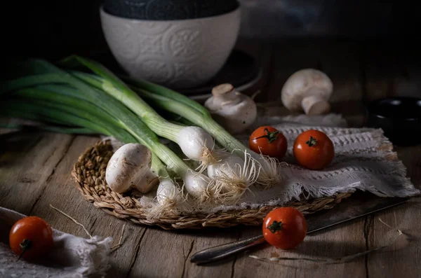 新鲜的洋葱 蘑菇和西红柿放在乡村餐桌上 — 图库照片