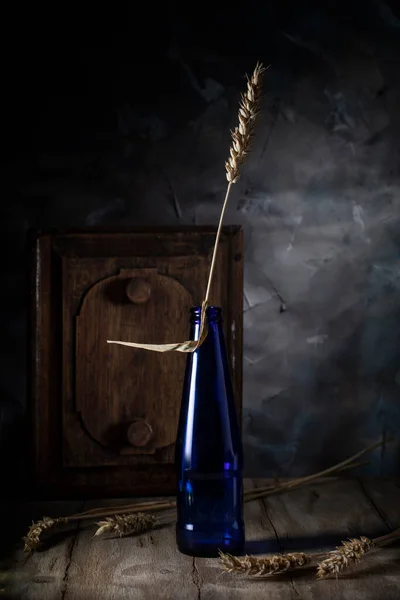 Tarwe Slijtage Blauwe Glazen Fles Rustieke Tafel — Stockfoto