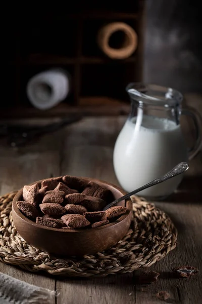 Pralinen Und Milchkrug Auf Rustikalem Frühstückstisch Stockfoto