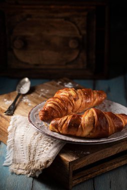 Sabah masasında taze kruvasanlar.