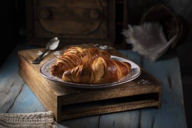 Sabah masasında taze kruvasanlar.