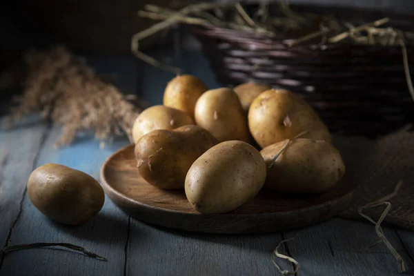 新鲜土豆放在乡村餐桌上 免版税图库图片