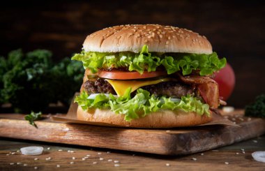 Tahta kesme tahtasındaki ev yapımı hamburger.