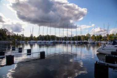 Gustavsberg 'de. Bir yaz günü rıhtımda tekneler ve yatlar