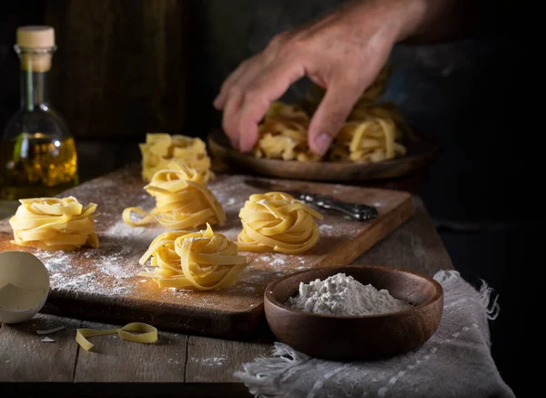 Hausgemachte Pasta Auf Einem Rustikalen Tisch lizenzfreie Stockfotos