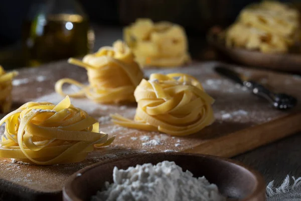 Hausgemachte Pasta Auf Einem Rustikalen Tisch Stockbild