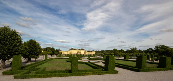 Park Und Schöner Palast Unter Blauem Himmel Einem Sommertag — Stockfoto