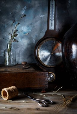 Eski bir mücevher kutusu ve ahşap bir masada eski bir barometre. Hava durumu kipleri İsveççe kadranda yazılıdır