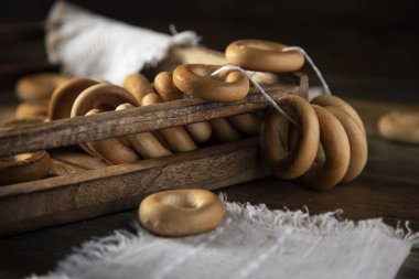 Kırsal bir masada ahşap bir kutuda kurabiyeler