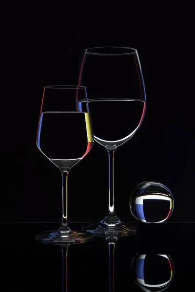 黒を背景に眼鏡とガラス玉が2つ — ストック写真