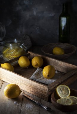 Tahta bir masada taze limonlar