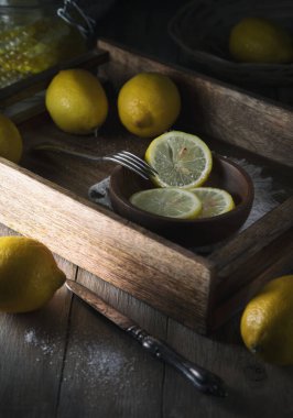 Tahta bir masada taze limonlar