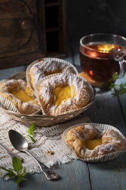 Sabah masasında taze hamur işleri.