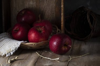 Kırsal bir masada kırmızı elmalar