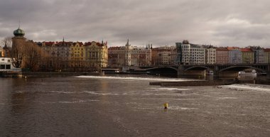 nehir kıyısında şehir görüntüsü