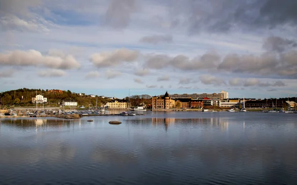 Gustavsberg Embarque Cidade Cais Sob Céu Nublado — Fotografia de Stock