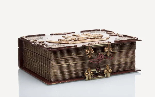 Tahta Kutu Beyaz Bir Masada Eski Bir Kitap Gibi Stilize — Stok fotoğraf