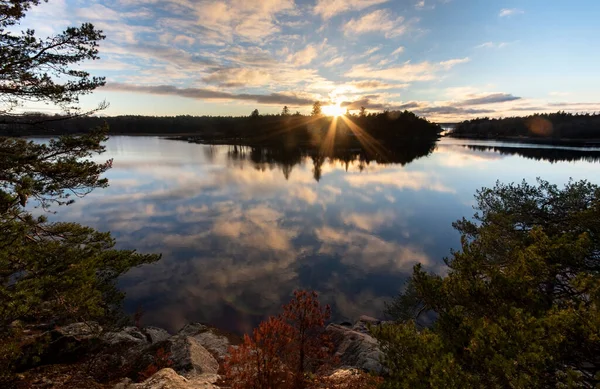 Batan Güneşin Arka Işınlarında Göl Manzarası — Stok fotoğraf