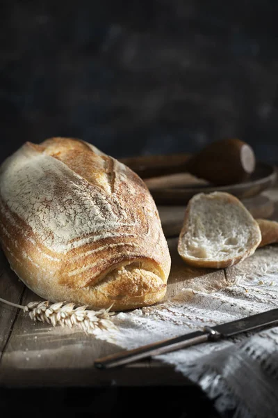 Frisches Weißbrot Auf Rustikalem Tisch Stockbild