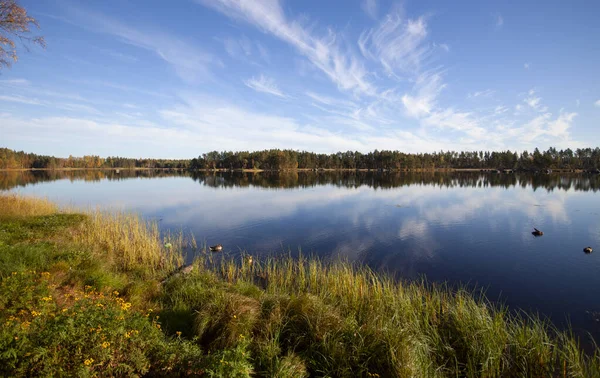 Blauer Bewölkter Himmel Über Blauem See Einem Warmen Herbsttag — Stockfoto