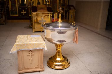 Yazı tipinde vaftiz. Vaftiz ayini. Vaftiz mumu. Kutsal su yazı tipi. Kilisenin inanç ayini. 