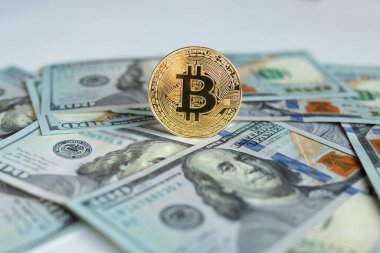 Bitcoin Standingon dolar birimleri. Bitcoinler ve yeni sanal para kavramı. Bitcoin büyümesi.