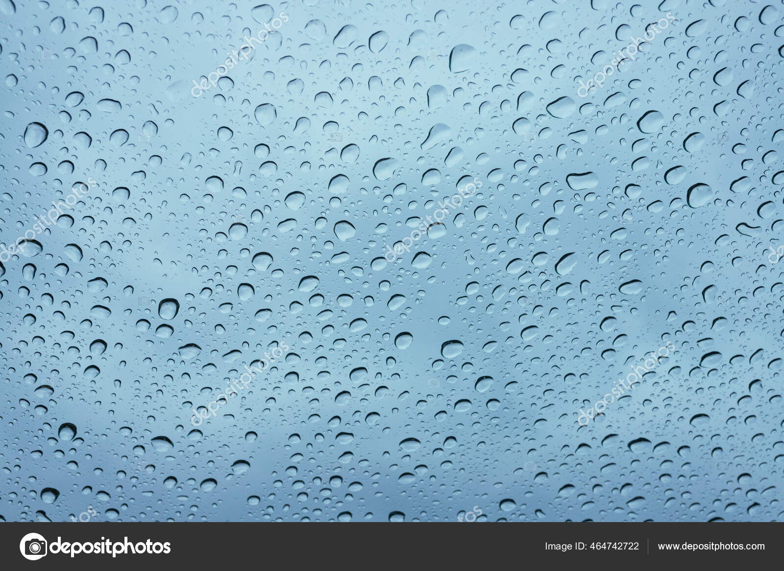 雨落在车窗的表面车窗的背景是灰色的挡风玻璃上的天然雨滴图案水滴壁纸 图库照片 C Tanchiic