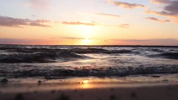 Vlny na jezeře při západu slunce. Mír a klid. Cestovní koncept. — Stock video
