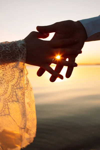 Sunset Sun Rays View Fingers Newlyweds Holding Hands Sunset Love — Stock Photo, Image