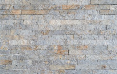 Odadaki dekoratif taş duvara yakın dur.