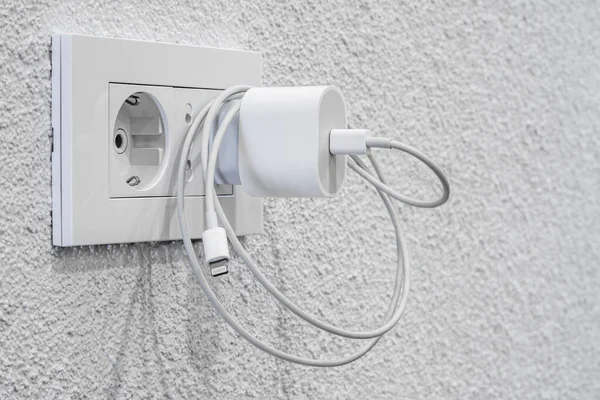 Bir prize takılı cep telefonu şarj aletinin kablosunu kapat