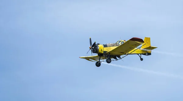 Samolot Opróżnia Komary Powietrza — Zdjęcie stockowe
