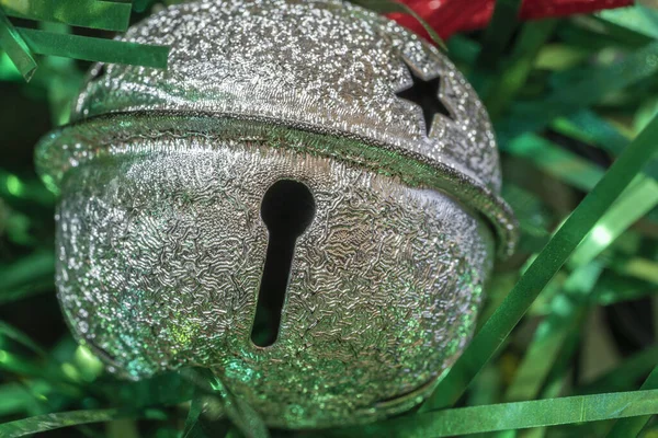 Yeni yıl için anahtar deliği ve Noel ağacında bir yıldız olan dekorasyon.