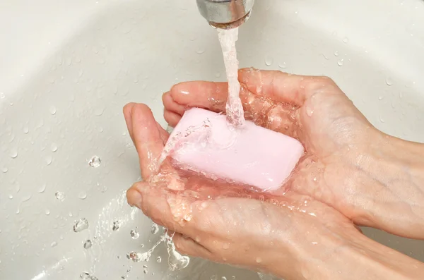 Mencuci tangan dengan sabun merah muda — Stok Foto