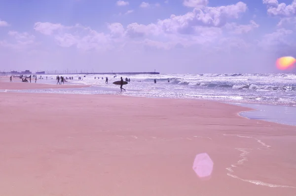 Menino com prancha de surf na praia — Fotografia de Stock