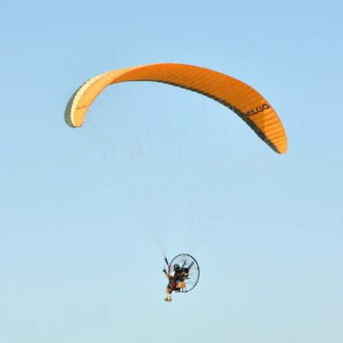Moto Yamaçparaşütü üzerinde uçan adam