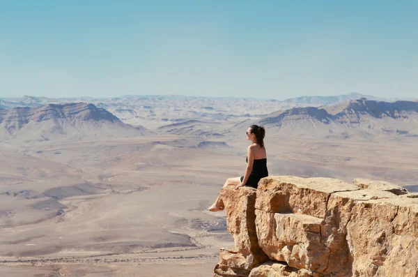 Gadis di tebing melihat lanskap gurun — Stok Foto