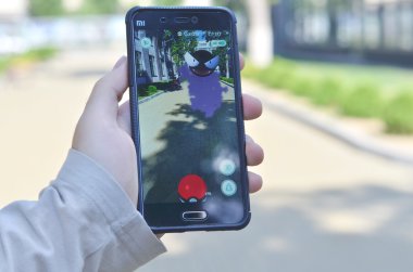 Pokemon gitmek App smartphone cep telefonu ile