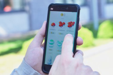 Pokemon gitmek App smartphone cep telefonu ile