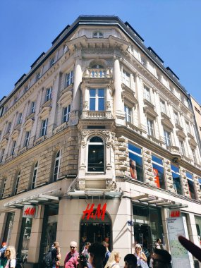Münih, Almanya - 28 Haziran 2019: Hm Moda Markası. Modern piyasa. Hennes ve Moritz AB, hızlı moda kıyafetleriyle tanınan İsveçli bir perakende giyim şirketidir. En büyük ikinci giyim perakendecisi konumundadır.